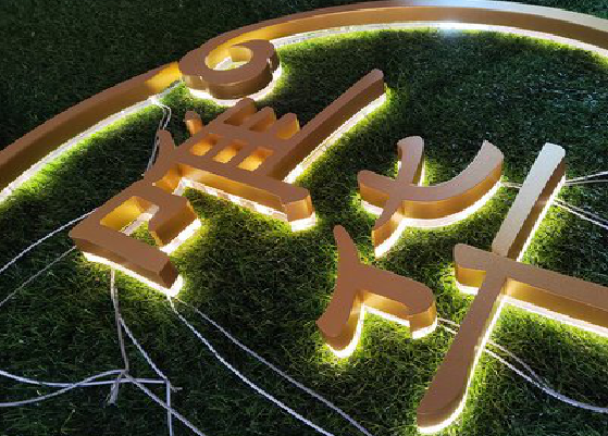 台前门头上的发光字你选对了吗？